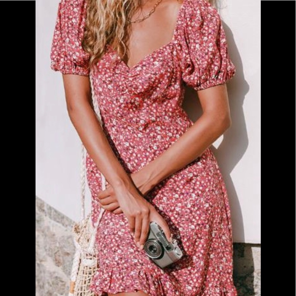 🎊 HOST PICK🎊 NWT! Red Ditsy Puff Sleeve Dress. Size LARGE🎊